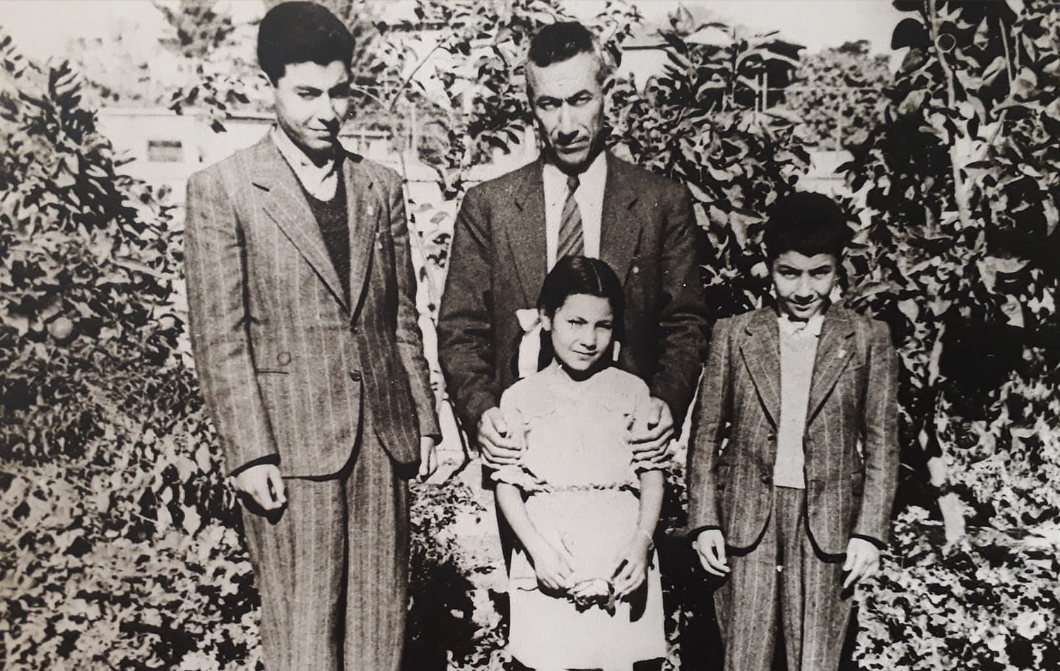 Soldan sağa: Mersin - Selahattin Rastgeldi, babası Reşit, kız kardeşi Ayten ve kardeşi Kemal